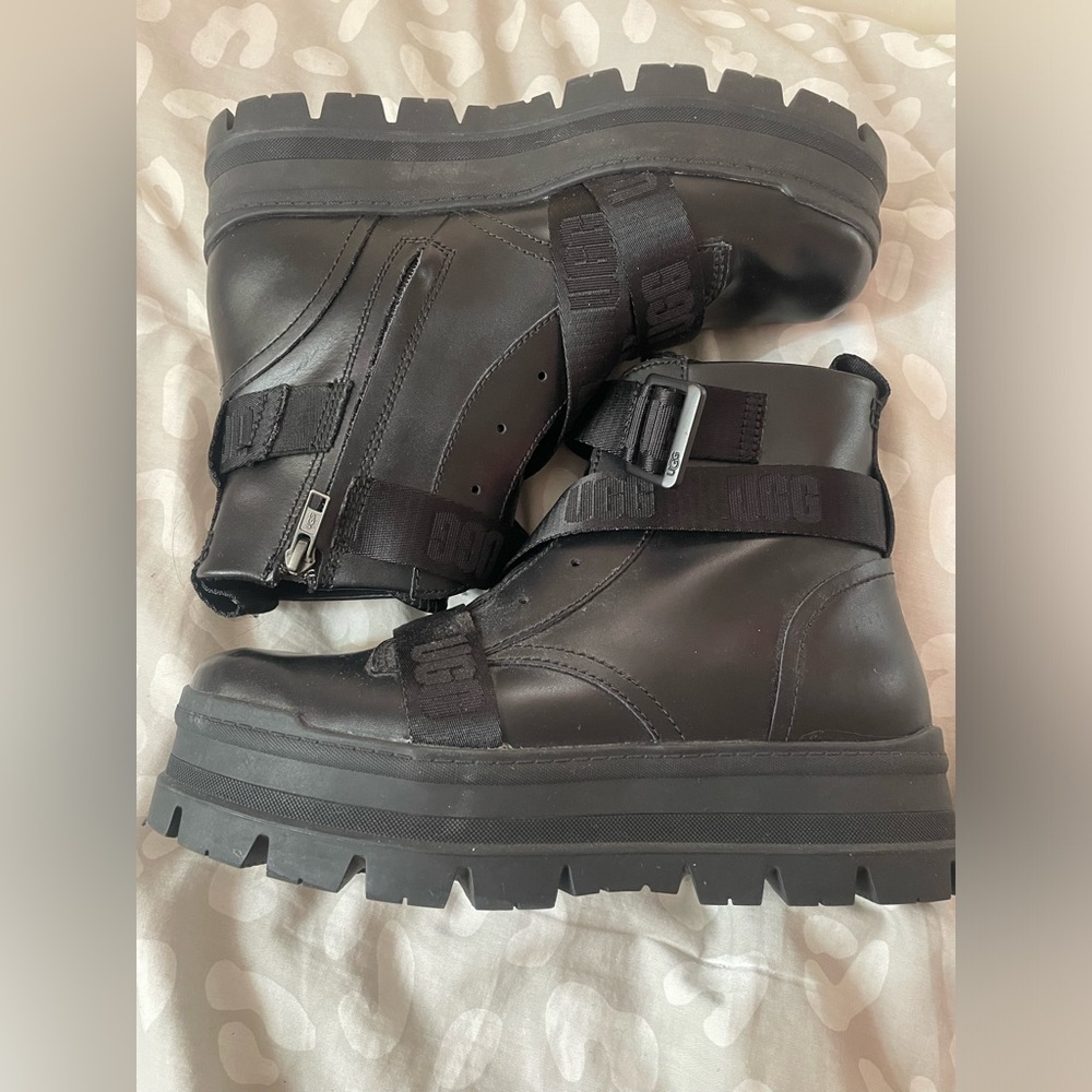 UGG Sheena Black Boot - Picture 3 of 3